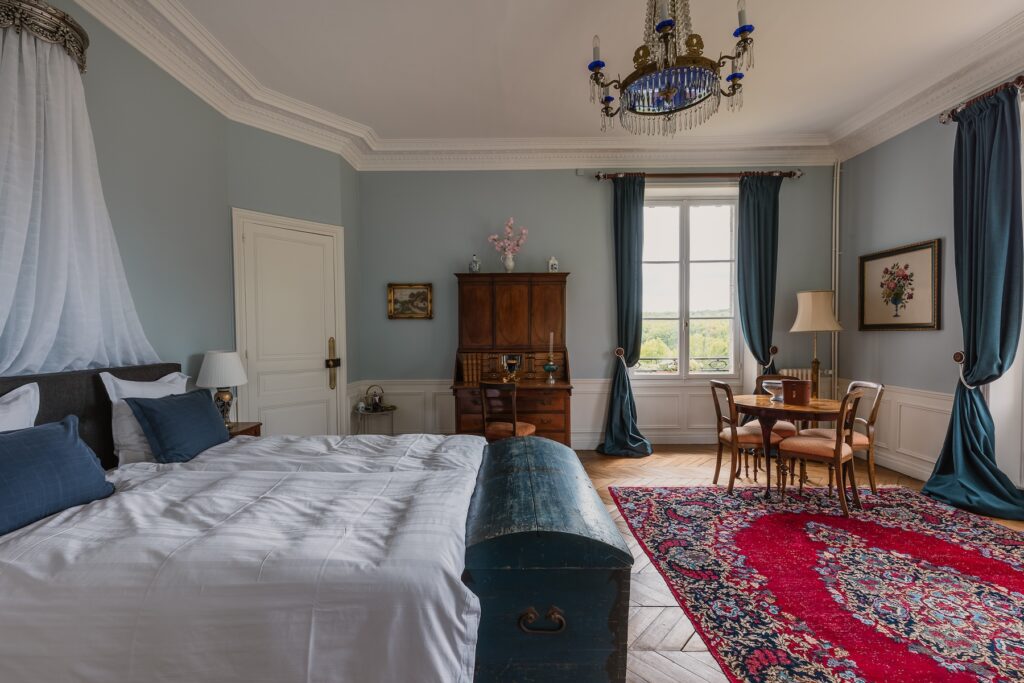 Chambre avec lit double et salle de bain privée