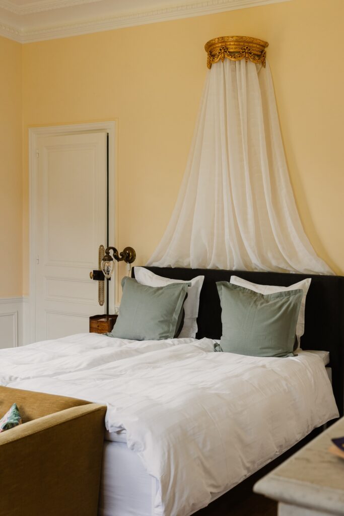 Chambre supérieure au Château du Gué aux Biches, en Normandie : lit double